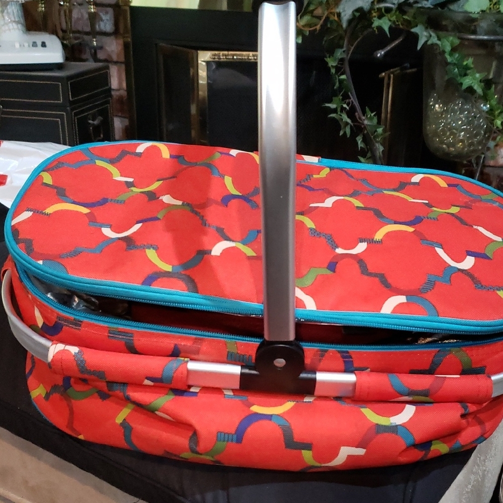 Colorful Geometric Print insulated carry bag.